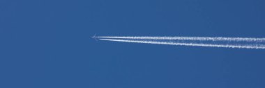 Mavi bir gökyüzü üzerinde jet Jet trafik.