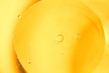 Sarı ve turuncu kabarcıklar ve suda yağ, yemek pişirmek için zeytin yağı mutfak arka plan damla.