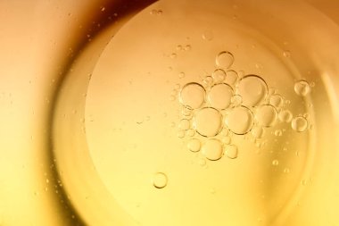 Sarı ve turuncu kabarcıklar ve suda yağ, yemek pişirmek için zeytin yağı mutfak arka plan damla.