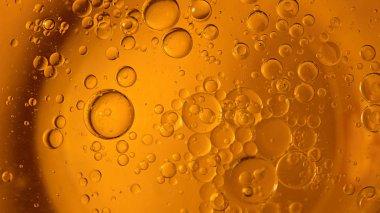 Sarı ve turuncu kabarcıklar ve suda yağ, yemek pişirmek için zeytin yağı mutfak arka plan damla.