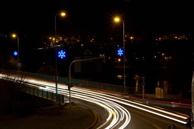 Noel aralıksız trafik, gece yol aydınlatma kavşağı.
