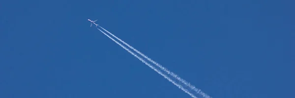 Реактивный Реактивный Самолет Голубом Небе — стоковое фото