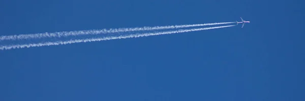 Jet Jato Tráfego Céu Azul — Fotografia de Stock
