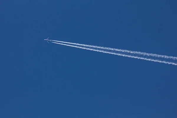Jet Doprava Jet Modré Obloze — Stock fotografie
