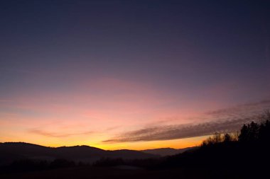 Renkli bulutlu gökyüzünde romantik günbatımı