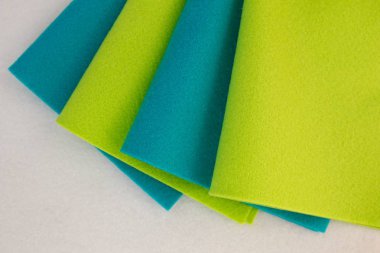 Mavi ve yeşil keçe