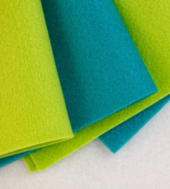 Yeşil ve mavi keçeli kalemler, arka plan için 