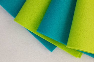 Yeşil ve mavi keçeli kalemler, arka plan için 