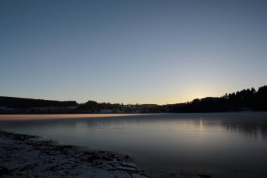 Manzaralı manzara ve göl.