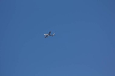 gökyüzünde pervaneli uçak