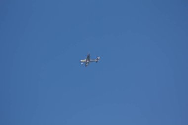 gökyüzünde pervaneli uçak