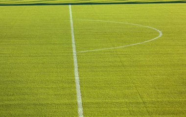 Yeşil çimenli futbol sahasının havadan görünüşü