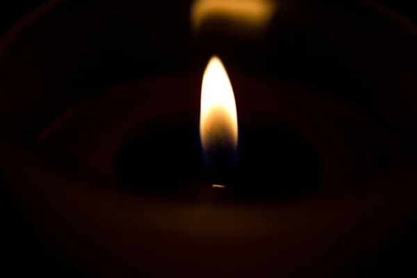 浪漫背景与蜡烛 火焰蜡烛在黑暗的背景 — 图库照片