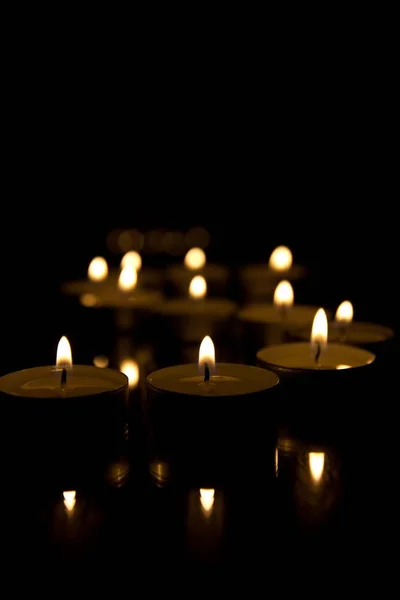 Ρομαντικό Υπόβαθρο Κεριά Κεριά Φλόγα Σκούρο Φόντο — Φωτογραφία Αρχείου