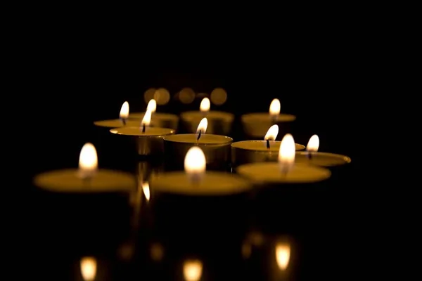 浪漫背景与蜡烛 火焰蜡烛在黑暗的背景 — 图库照片