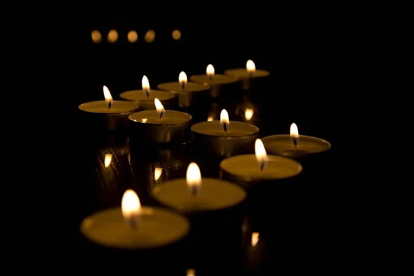 Romantischer Hintergrund Mit Kerzen Flammenkerzen Auf Dunklem Hintergrund — Stockfoto