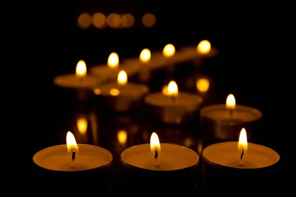 Romantischer Hintergrund Mit Kerzen Flammenkerzen Auf Dunklem Hintergrund — Stockfoto