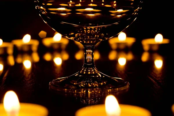 Romantische Achtergrond Met Kaarsen Glas Donkere Stilleven Kaarsen Glas — Stockfoto