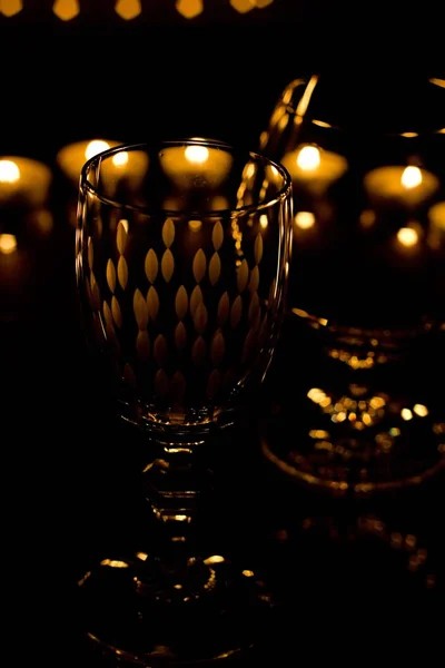 浪漫的背景与蜡烛和玻璃 黑暗的静物蜡烛和玻璃 — 图库照片