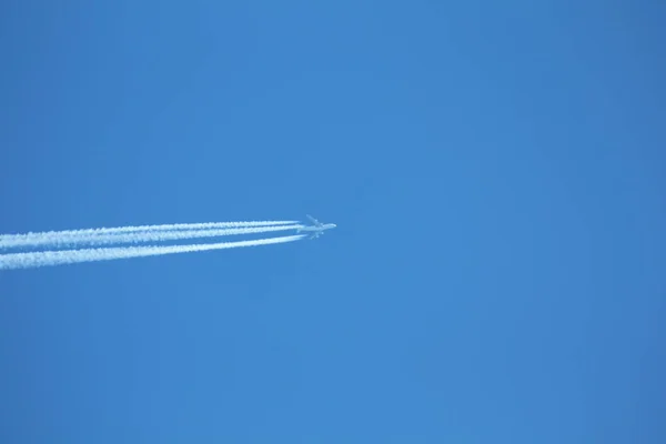 Ein Fliegendes Flugzeug Blauen Himmel Eine Kondenswasserspur Himmel — Stockfoto