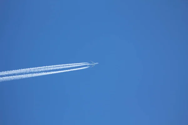 Літак Блакитному Небі Сліди Конденсації Небі — стокове фото