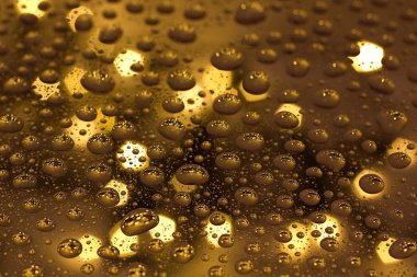 Cam, renkli arka plan üzerinde su damlaları.