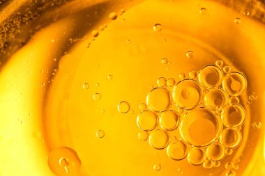 Sarı arka plan yemek, yağ kabarcıklar ve damla su.