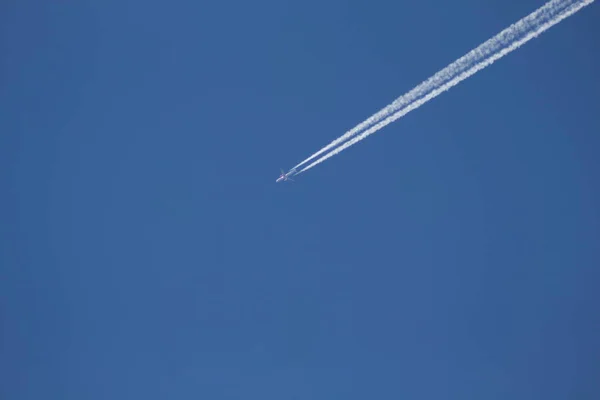 Ein Fliegendes Flugzeug Blauen Himmel Eine Kondenswasserspur Himmel — Stockfoto