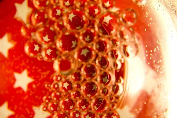 Rode Achtergrond Olie Bubbels Druppels Water — Stockfoto