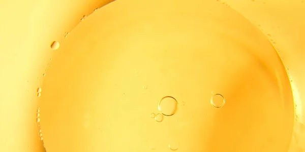 黄色とオレンジの泡 水に油の滴 調理の背景のためのオリーブオイル — ストック写真