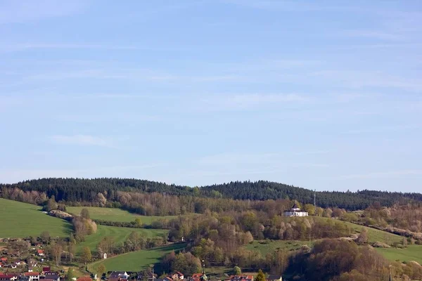 Gyönyörű Táj Egy Kis Falu Háttérben — Stock Fotó