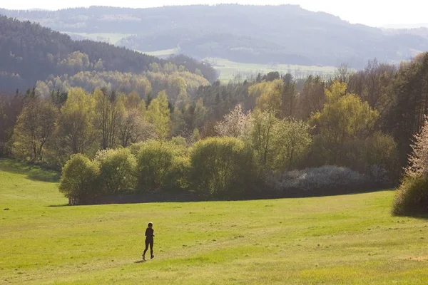 Woman Running Cloudy Day Mountains — ストック写真