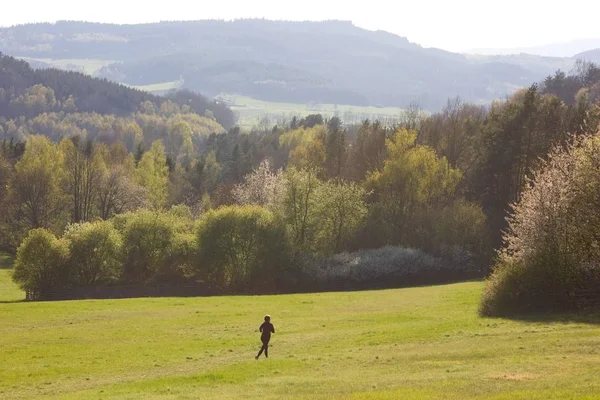 Woman Running Cloudy Day Mountains — ストック写真