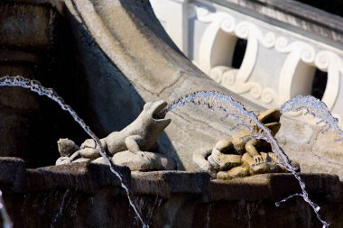 Yaz mavi gökyüzü, su damlaları içinde belgili tanımlık geçmiş karşı sıçramasına su damlaları.