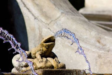 Yaz mavi gökyüzü, su damlaları içinde belgili tanımlık geçmiş karşı sıçramasına su damlaları.