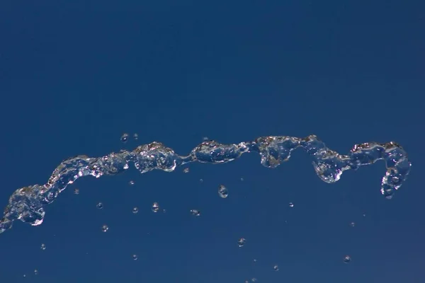 Druppels Water Spetters Tegen Een Zomer Blauwe Hemel Waterdruppels Achtergrond — Stockfoto
