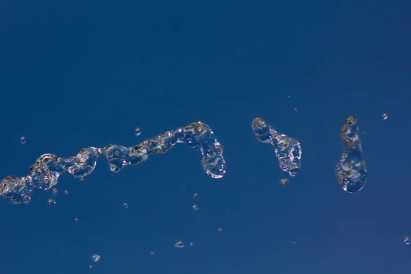 Druppels Water Spetters Tegen Een Zomer Blauwe Hemel Waterdruppels Achtergrond — Stockfoto