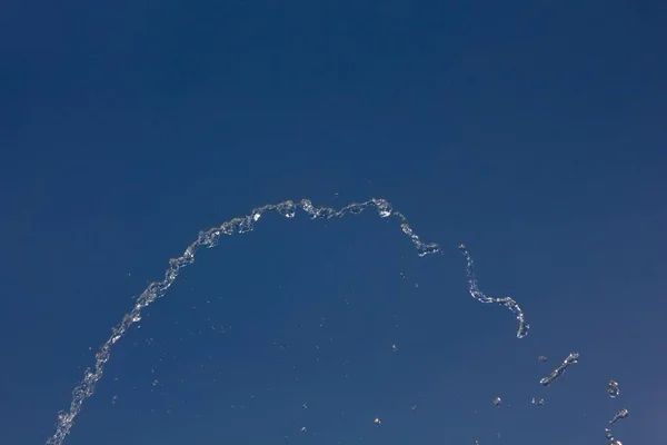 Gocce Acqua Che Schizzano Contro Cielo Blu Estivo Gocce Acqua — Foto Stock