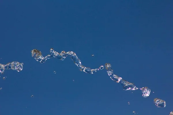 Gotas Agua Salpicando Contra Cielo Azul Verano Gotas Agua Fondo —  Fotos de Stock