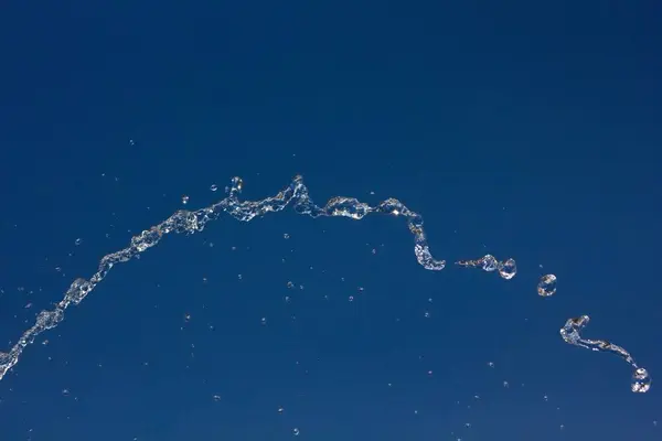 Σταγόνες Νερό Πιτσίλισμα Κατά Ένα Καλοκαιρινό Μπλε Ουρανό Σταγόνες Του — Φωτογραφία Αρχείου