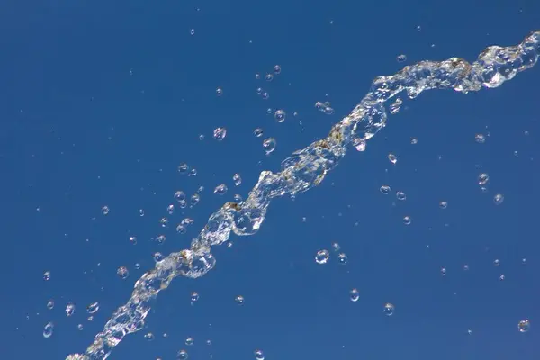 Gocce Acqua Che Schizzano Contro Cielo Blu Estivo Gocce Acqua — Foto Stock