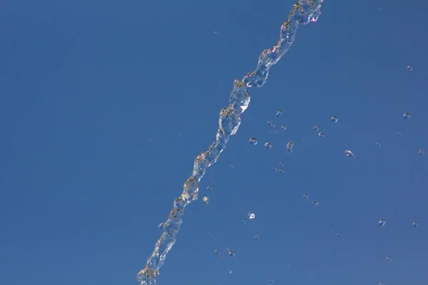 Krople Wody Rozpryskiwania Przeciwko Lato Niebieski Niebo Krople Wody Tle — Zdjęcie stockowe