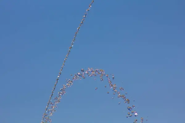 Druppels Water Spetters Tegen Een Zomer Blauwe Hemel Waterdruppels Achtergrond — Stockfoto