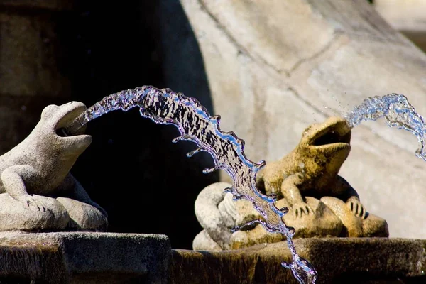 Gocce Acqua Che Schizzano Contro Cielo Blu Estivo Gocce Acqua — Foto Stock