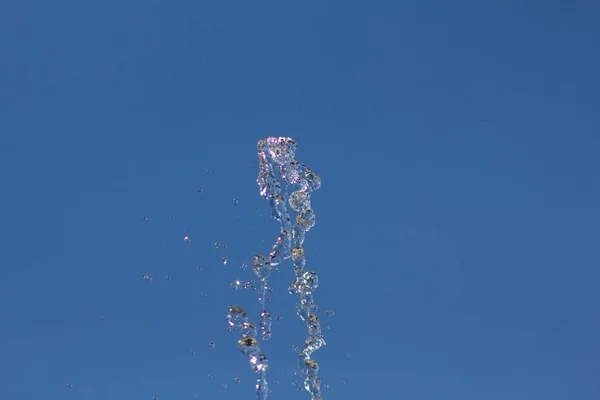 Gocce Acqua Che Schizzano Contro Cielo Blu Estivo Gocce Acqua — Foto Stock