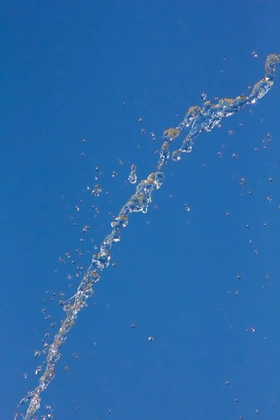 Gotas Agua Salpicando Contra Cielo Azul Verano Gotas Agua Fondo —  Fotos de Stock