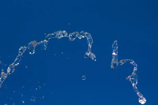 Druppels Water Spetters Tegen Een Zomer Blauwe Hemel Waterdruppels Achtergrond — Stockfoto