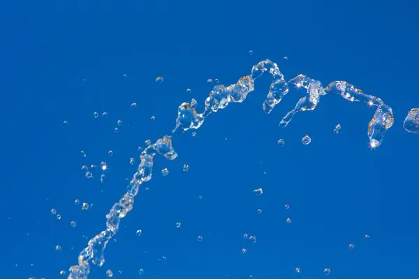 Капли Воды Брызгают Летнее Голубое Небо Капли Воды Заднем Плане — стоковое фото