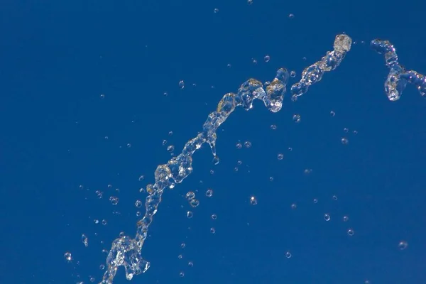 Gotas Agua Salpicando Contra Cielo Azul Verano Gotas Agua Fondo —  Fotos de Stock