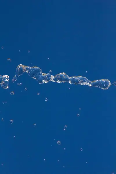 Gotas Agua Salpicando Contra Cielo Azul Verano Gotas Agua Fondo —  Fotos de Stock